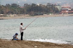 Brandungsangler am Strand von Alanya, Türkei