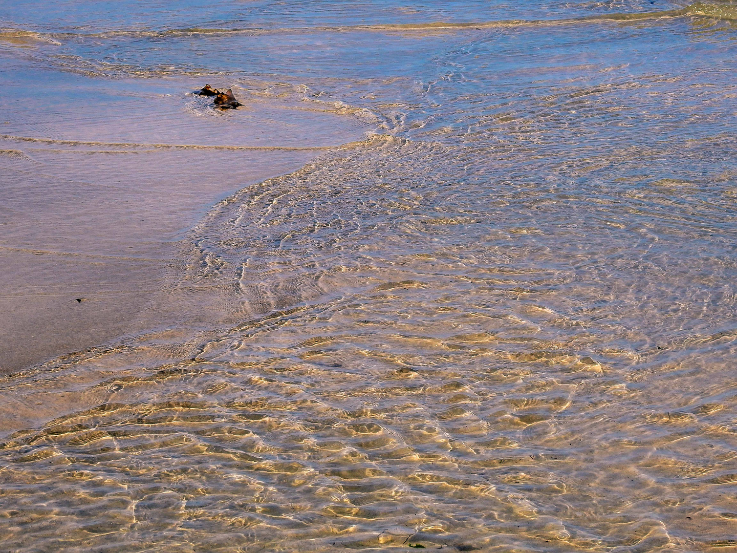 Brandungsausläufer am Strand von Helgoland