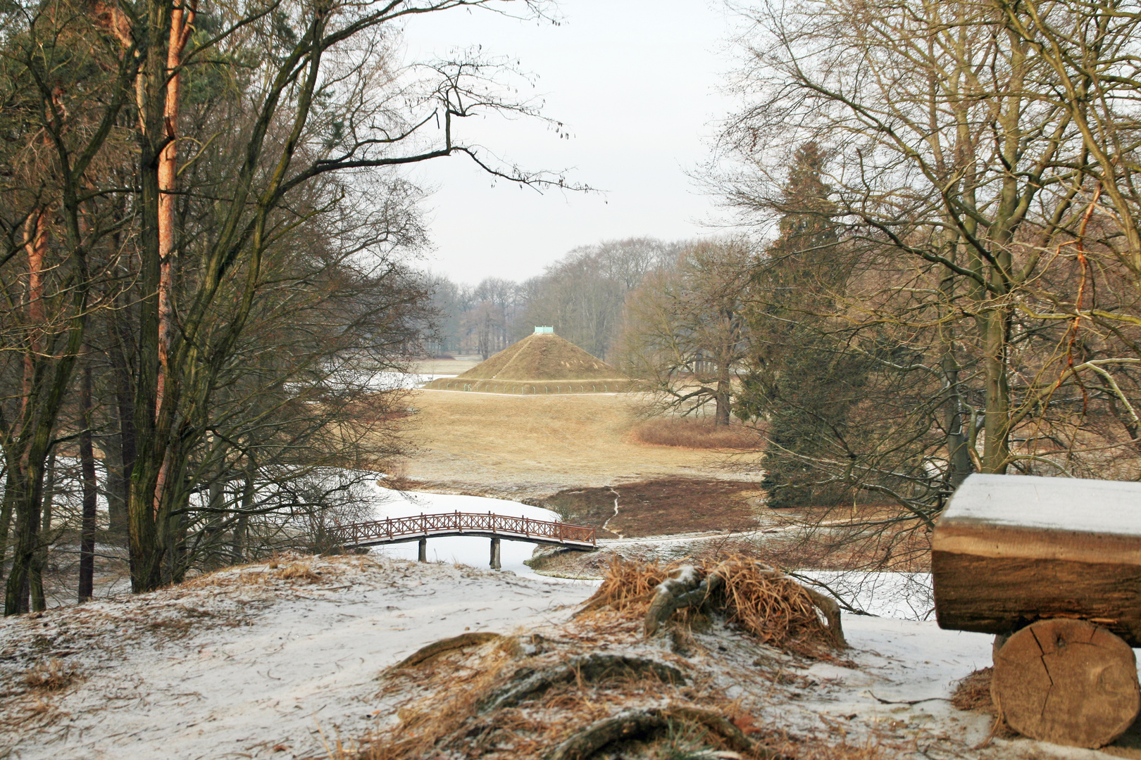 Branitzer Park bei Cottbus: Blick vom Hermannsberg auf den Schilfsee und die Landpyramide