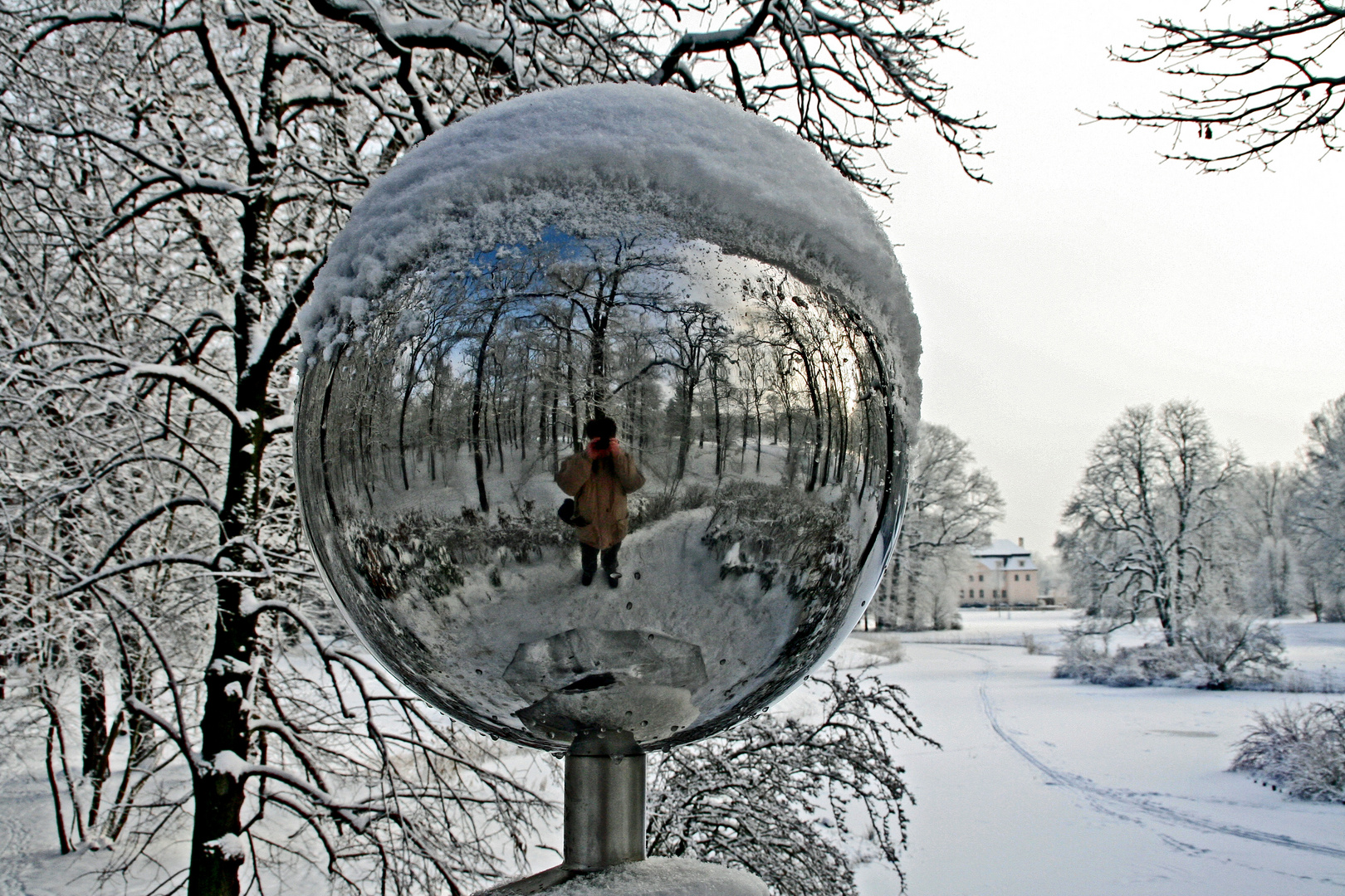 Branitzer Park bei Cottbus: Blick vom Kugelberg aus das Schloss