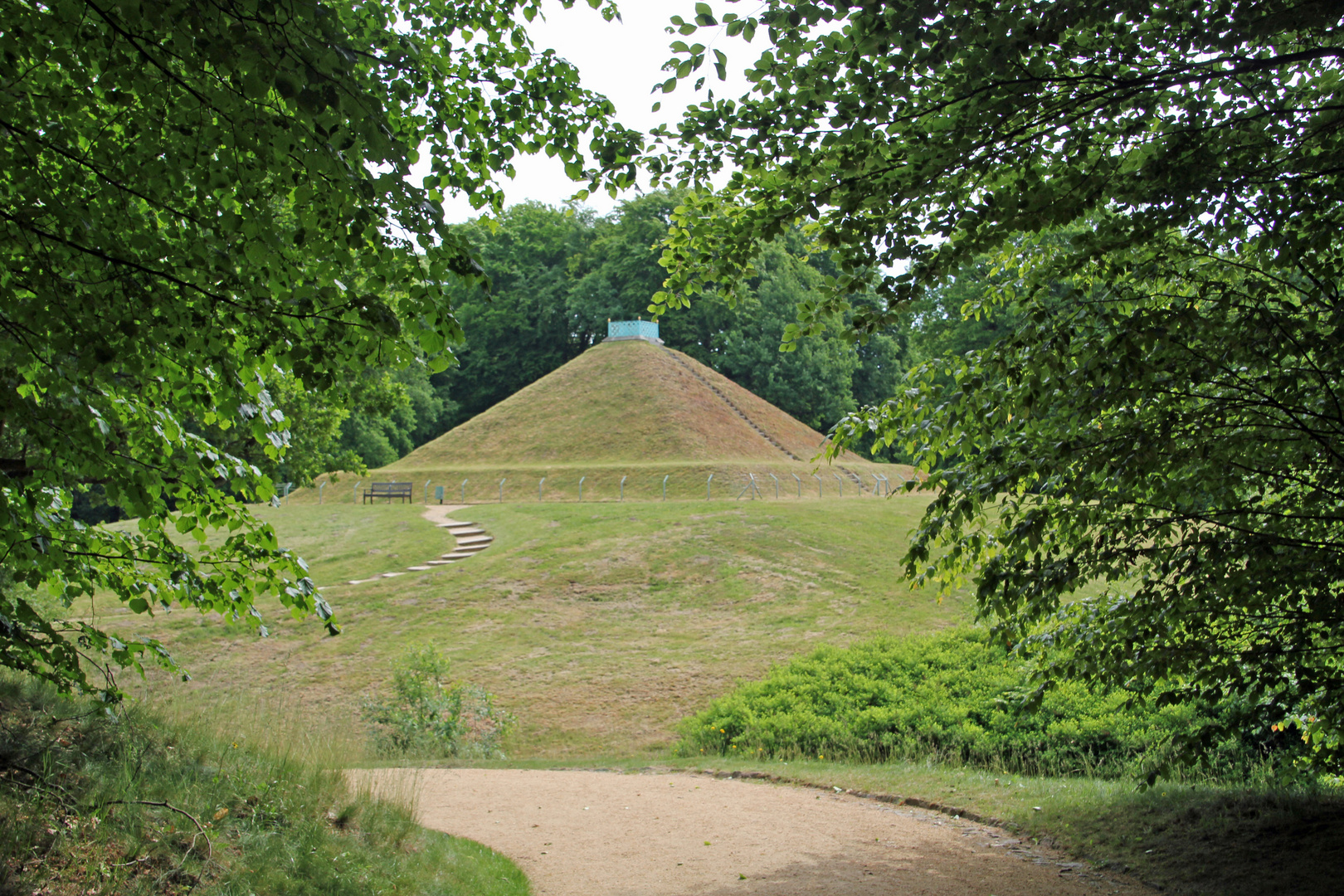 Branitzer Park bei Cottbus: Blick vom Seeberg auf die Landpyramide