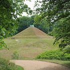 Branitzer Park bei Cottbus: Blick vom Seeberg auf die Landpyramide