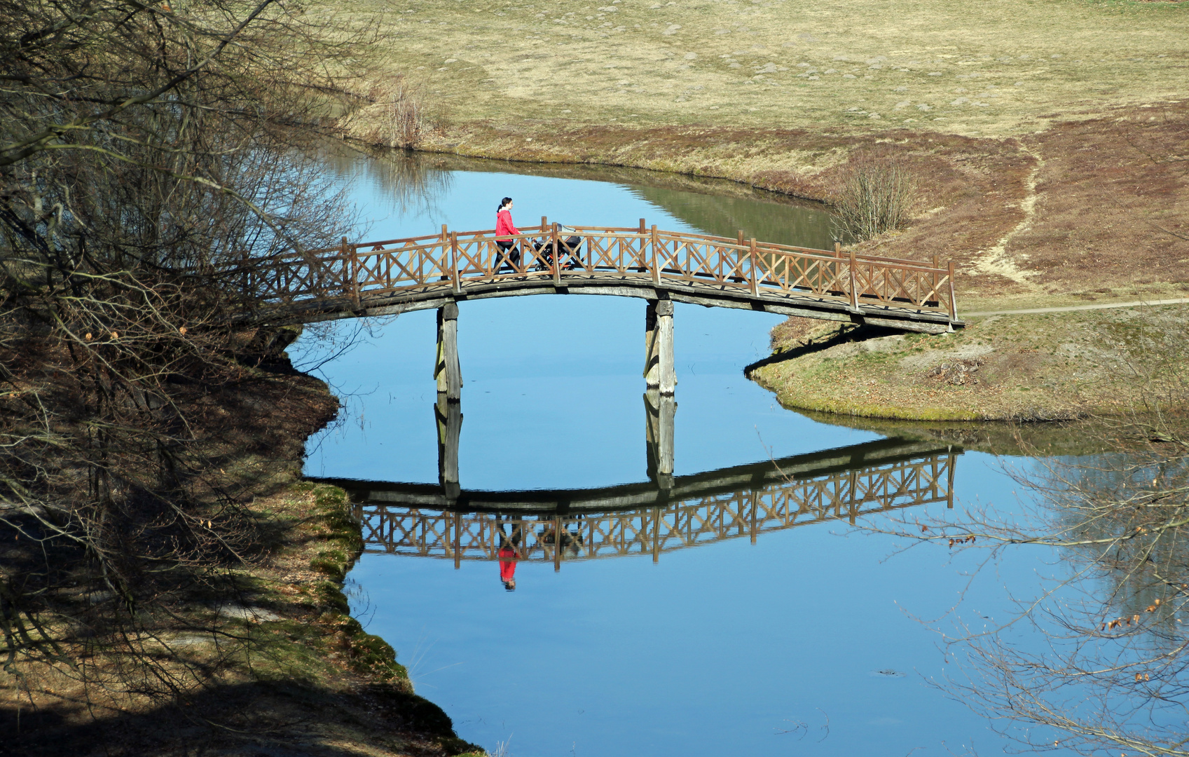 Branitzer Park bei Cottbus: Brücke übern Schlangensee im Spiegelbild