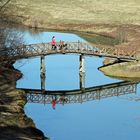 Branitzer Park bei Cottbus: Brücke übern Schlangensee im Spiegelbild