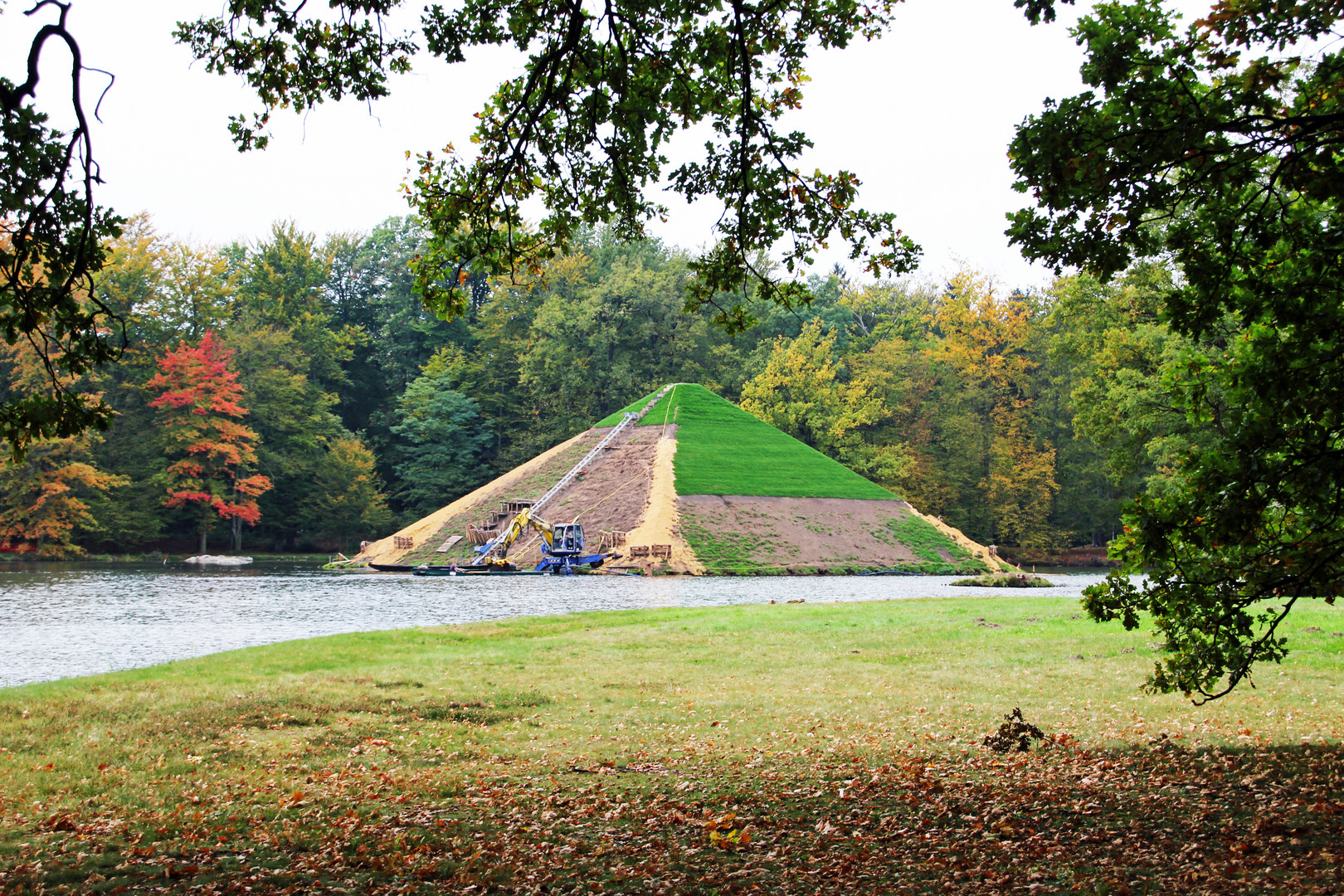 Branitzer Park bei Cottbus: Die Begrünung der Seepyramide schreitet voran.