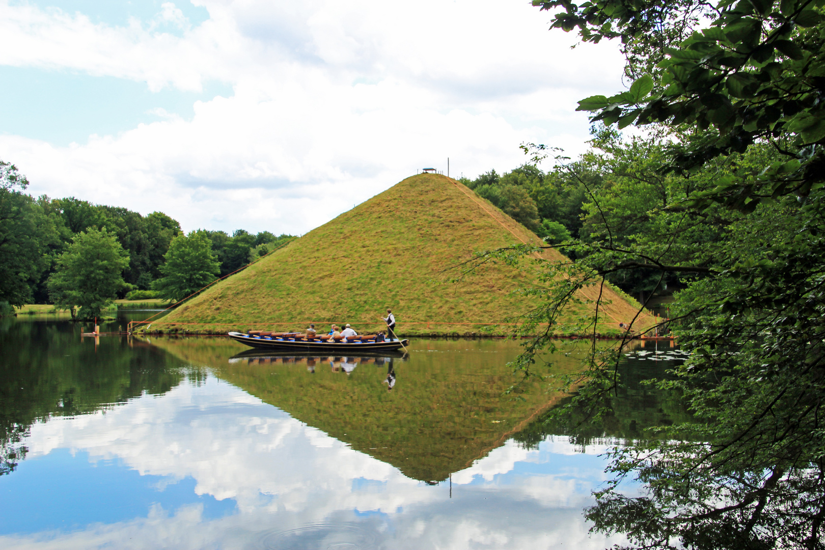 Branitzer Park bei Cottbus: Gondel vor der Seepyramide