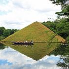 Branitzer Park bei Cottbus: Gondel vor der Seepyramide