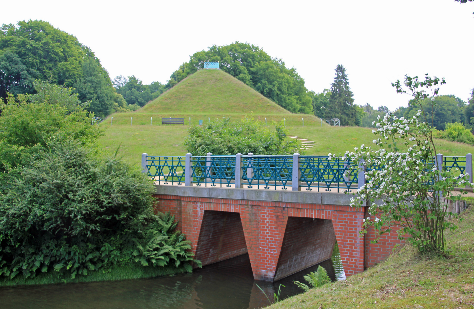 Branitzer Park bei Cottbus Landpyramide und Ägyptische Brücke Foto