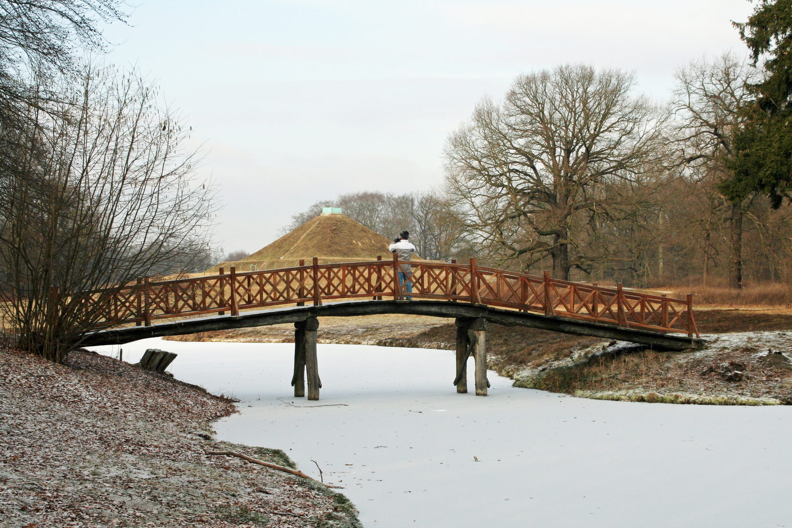 Branitzer Park bei Cottbus: Schnell noch eine Aufnahme von der Landpyramide