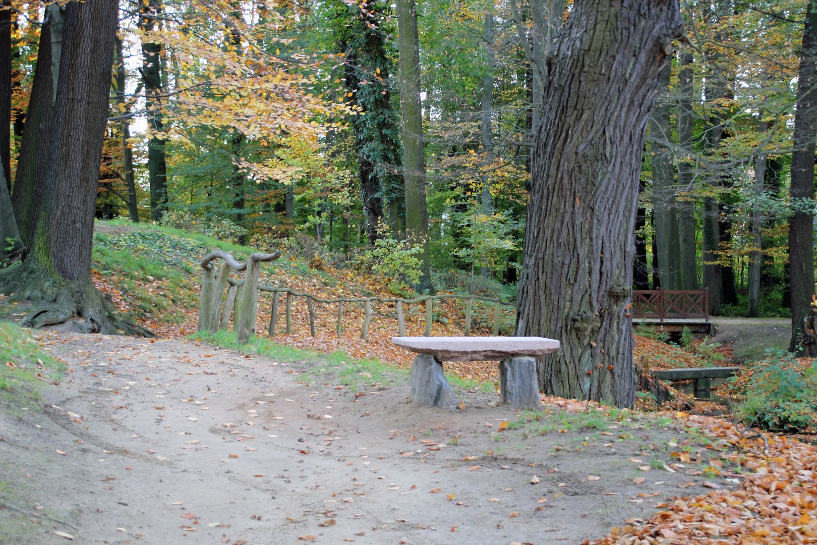 Branitzer Park bei Cottbus: Steinbank in der Nähe des "Vergrabenen Bauers"