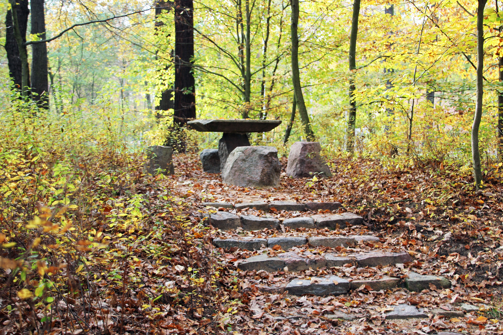 Branitzer Park bei Cottbus: Steinerne Sitzecke