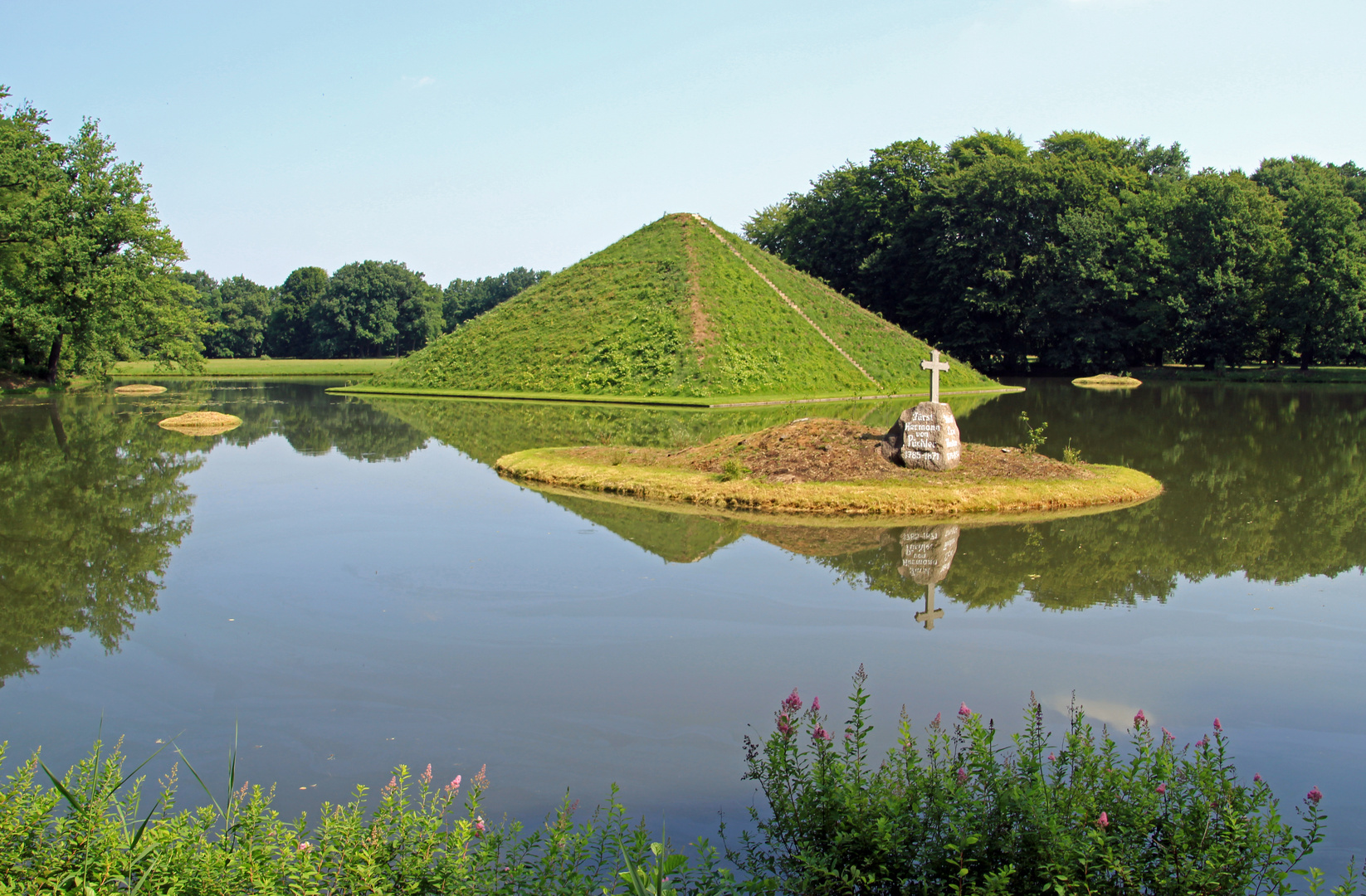 Branitzer Park bei Cottbus: Still ruht der Pyramidensee