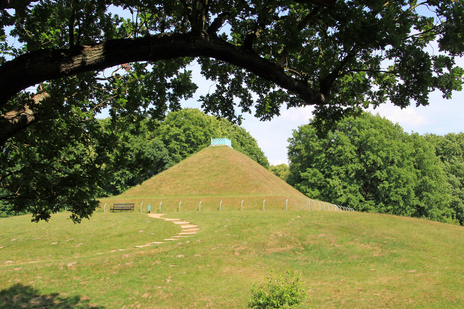Branitzer Park bei Cottbus:Die Landpyramide vom Seeberg aus gesehen