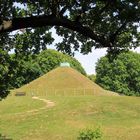Branitzer Park bei Cottbus:Die Landpyramide vom Seeberg aus gesehen