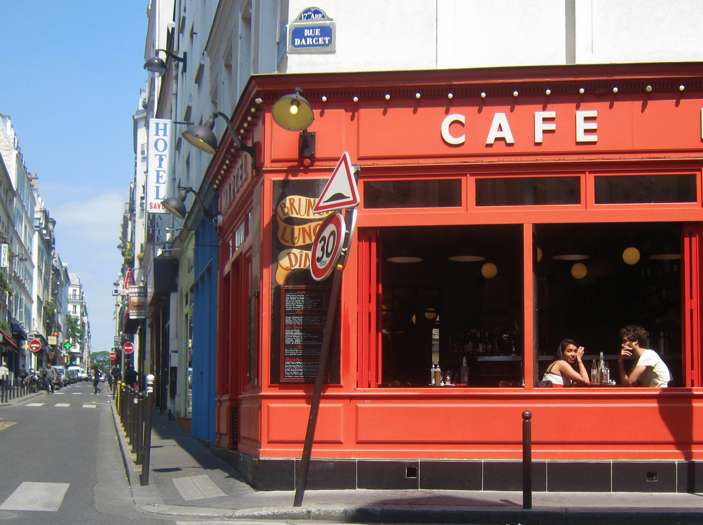 Bras nus ... au café "Marcel" angle rue Darcet et des Dames Paris XVII arr