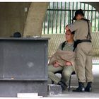 Brasilianische Polizei beim Haareschneiden