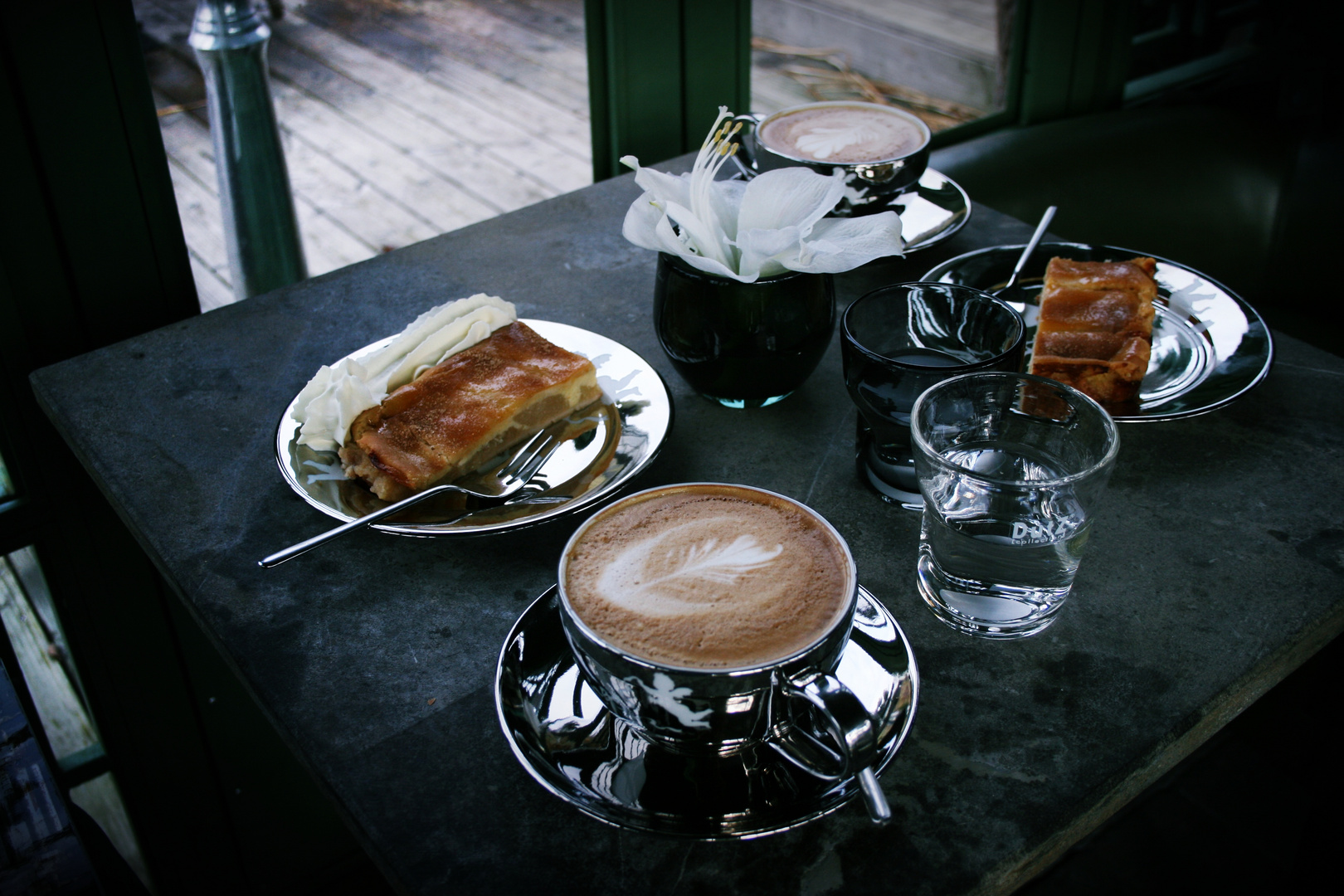 Bratapfelkuchen & Cappuccino