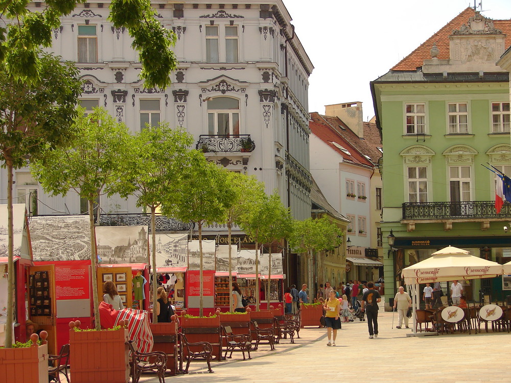 Bratislava - Bancarelle nella piazza del centro (2)