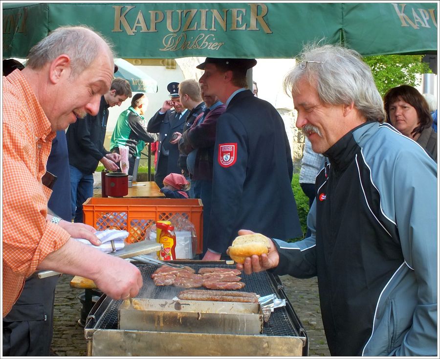 "Bratwörscht, gezwickt und geknickt ..."