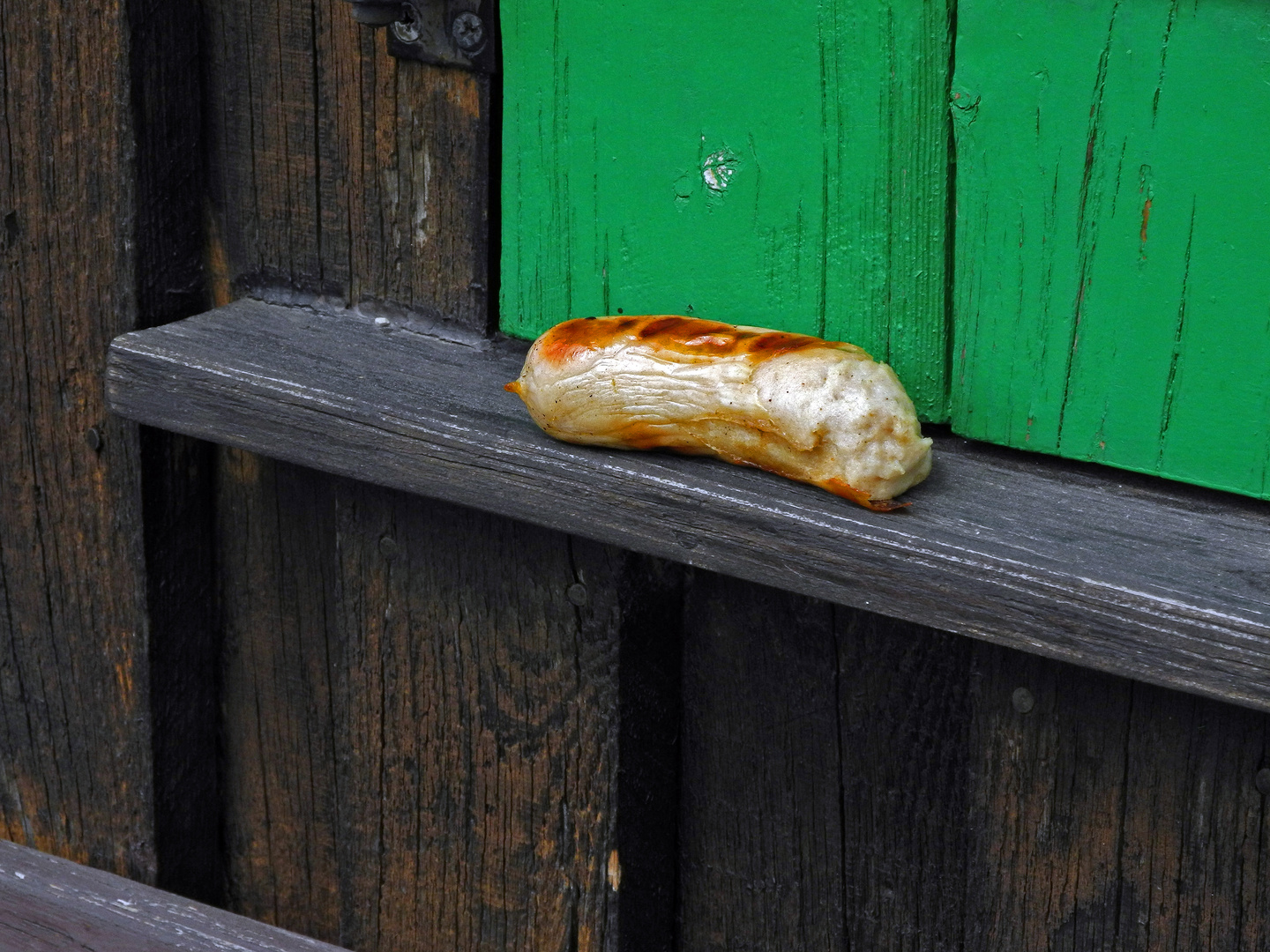 Bratwurst auf Fensterbank