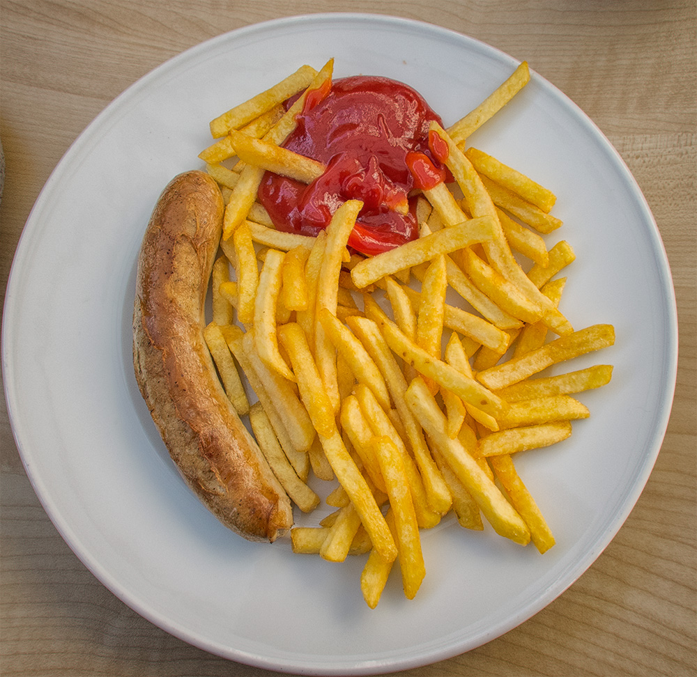 Bratwurst mit Pommes rot