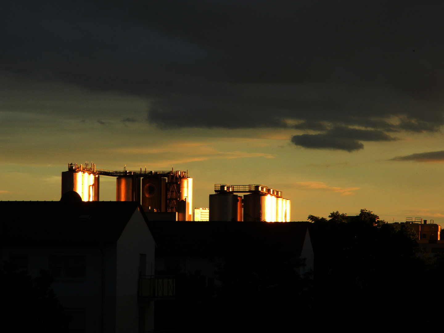 Brauerei im Sonnenuntergang