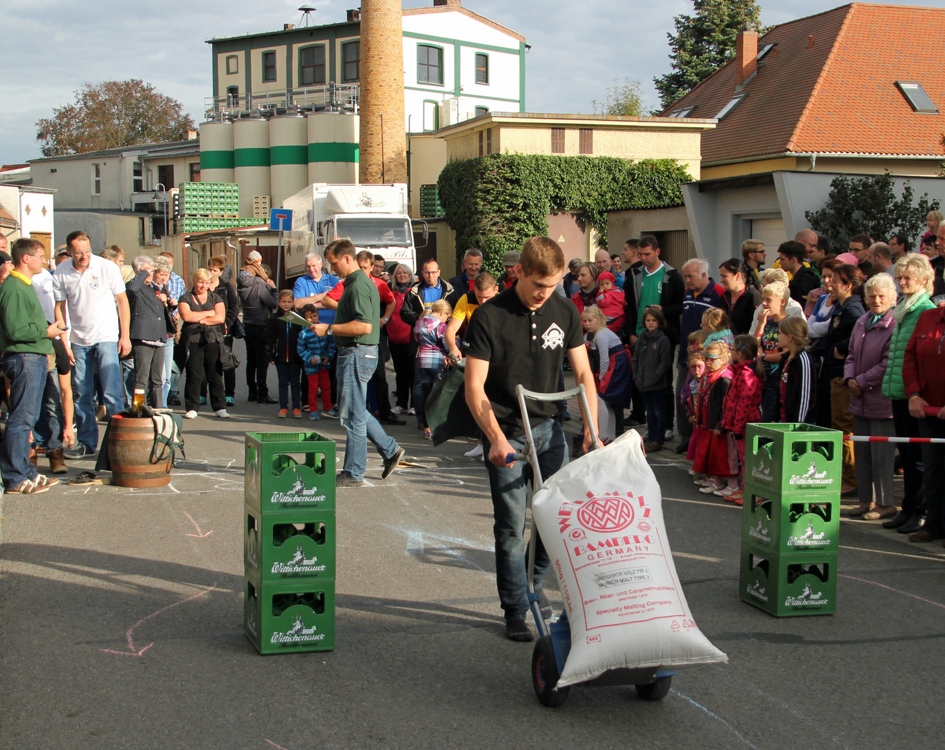 Brauereifest: Ein Sack Malz ist eingetroffen