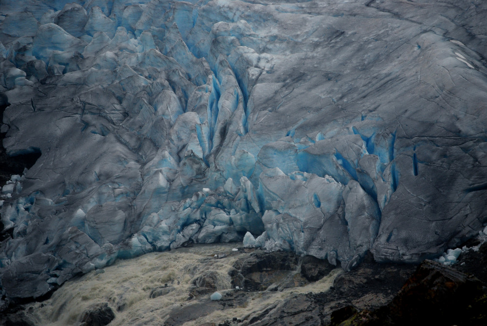 brauner Fluss aus blauem Eis