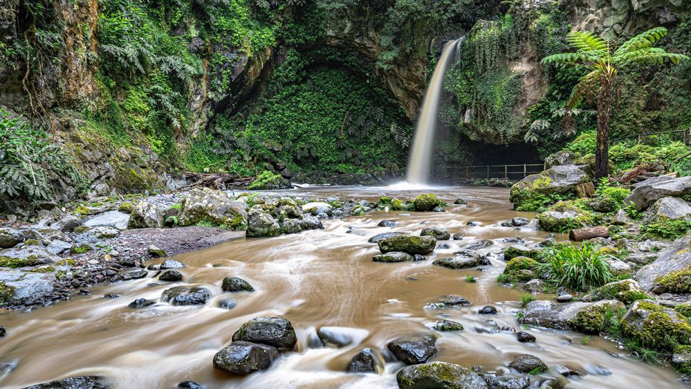 brauner Wasserfall