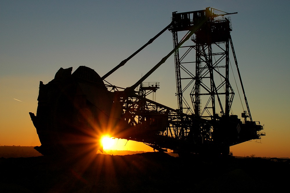 Braunkohlebagger zur "blauen Stunde"