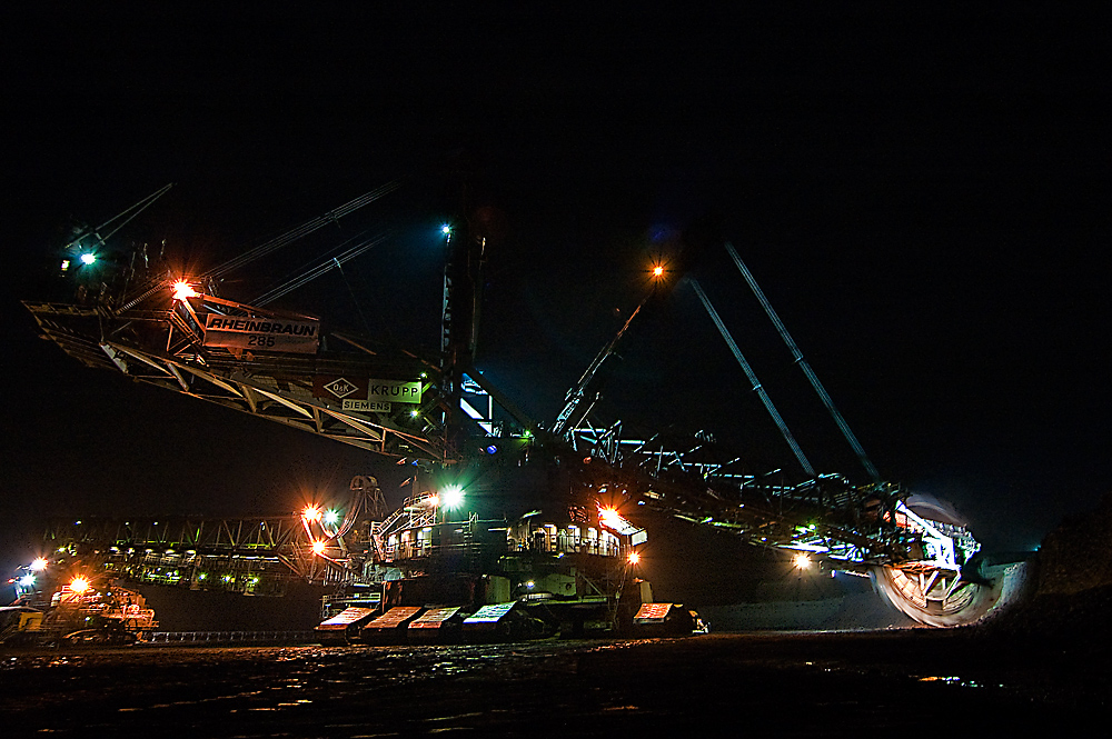 Braunkohlenbagger Garzweiler bei Nacht