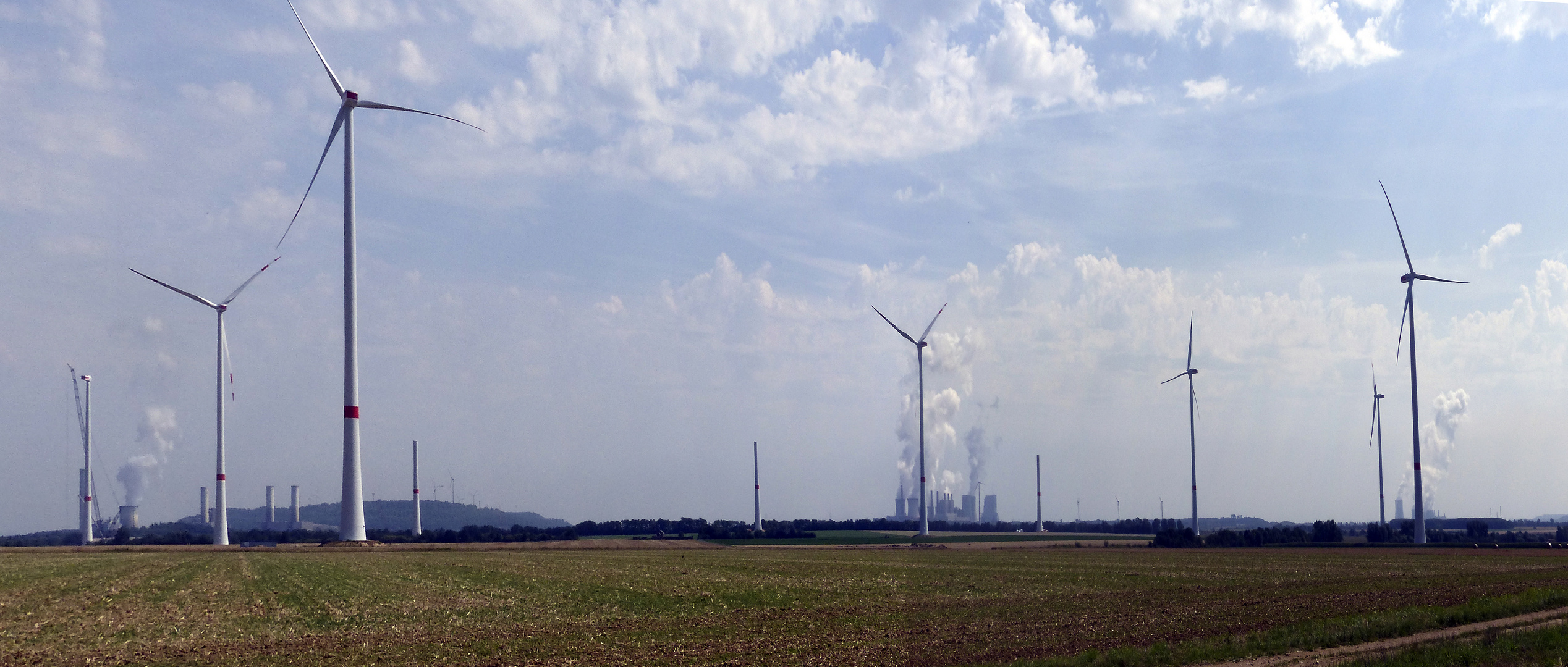 Braunkohlentagebau - alle drei Kraftwerke - Windräder auf rekultiviertem Gebiet