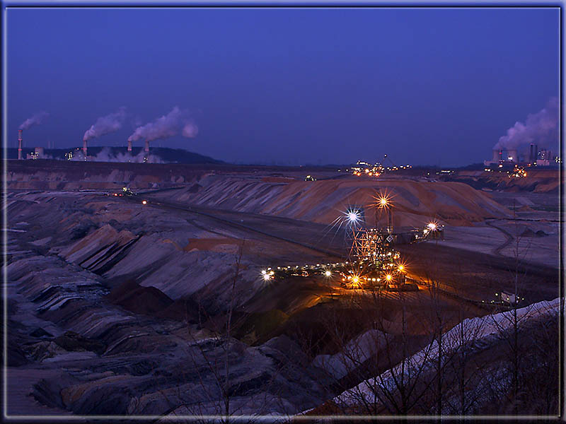 Braunkohlentagebau zur Blauen Stunde