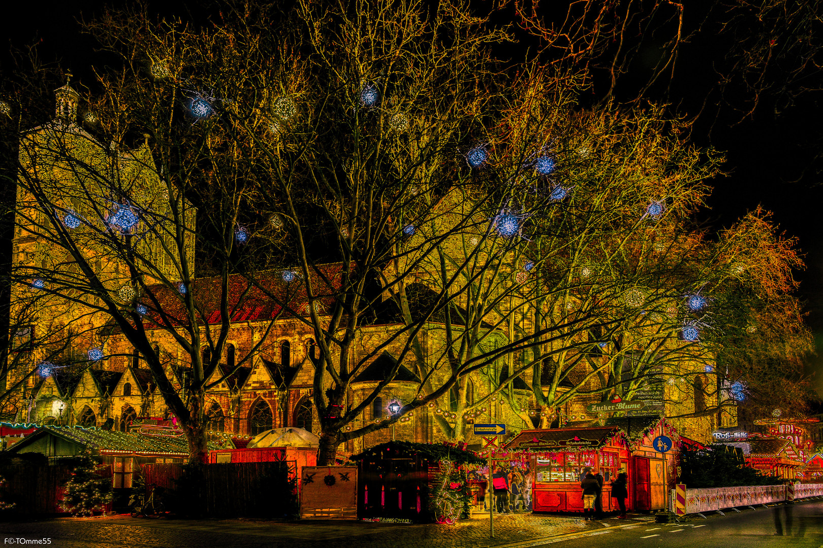 Braunschweiger Dom mit Weihnachtsmarkt