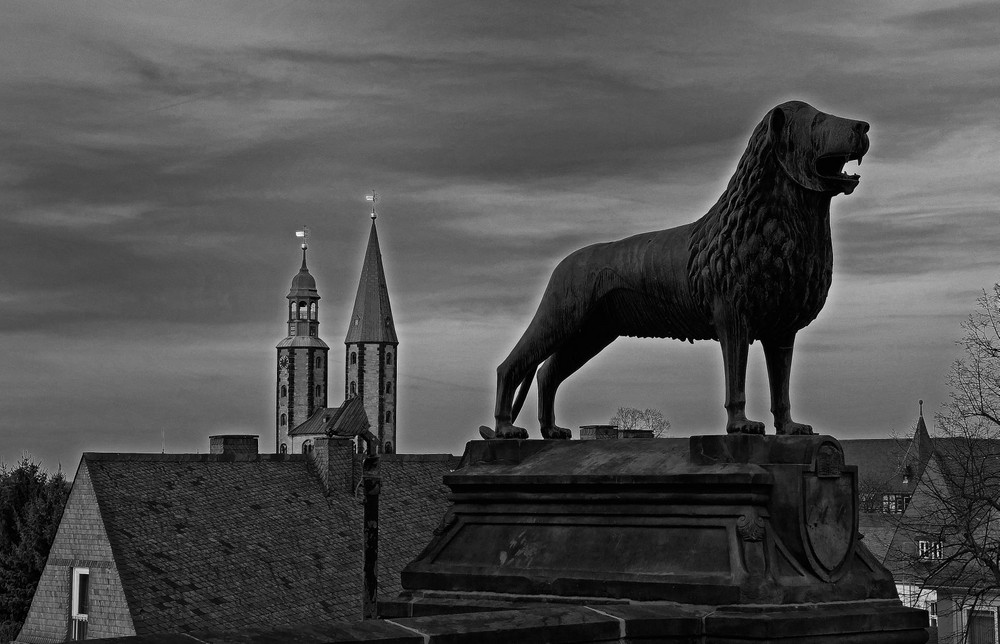 Braunschweiger-Löwe und die Marktkirche in Goslar