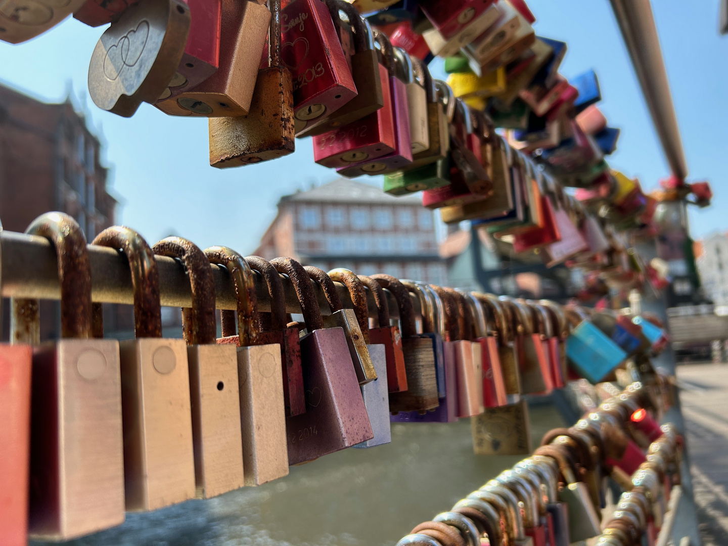 Brausebrücke mit Liebesschlössern