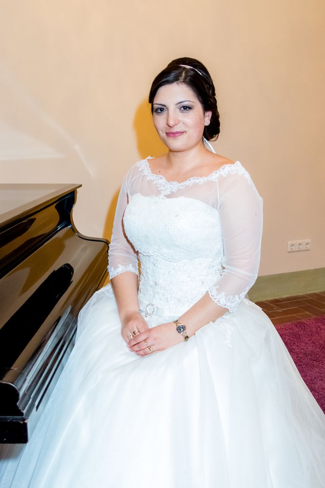 Braut am Klavier