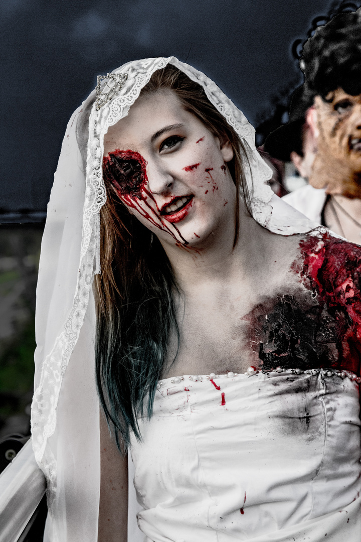 Braut beim Zombiewalk