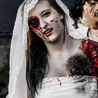 Braut beim Zombiewalk