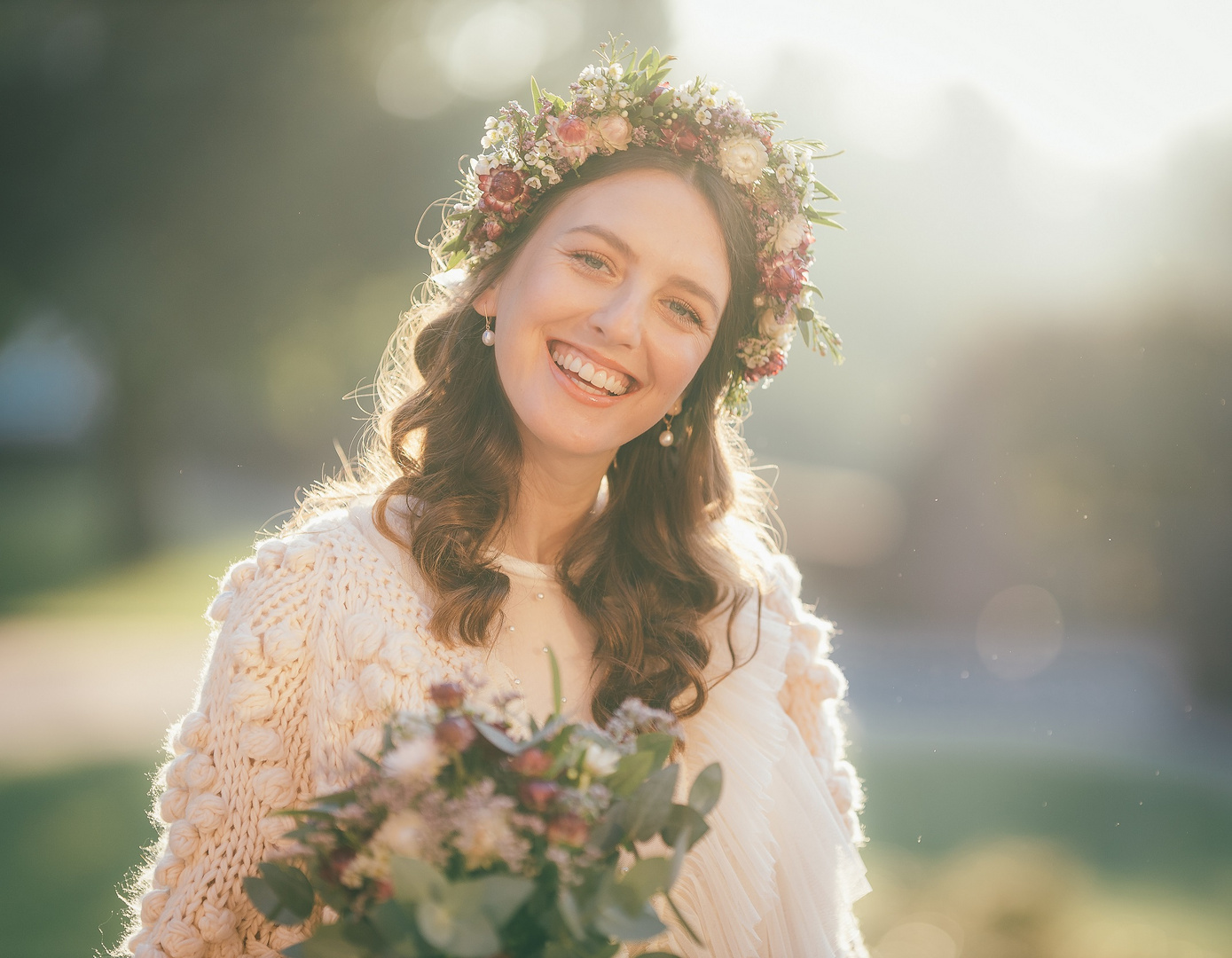 Braut im Boho-Look im Morgenlicht.