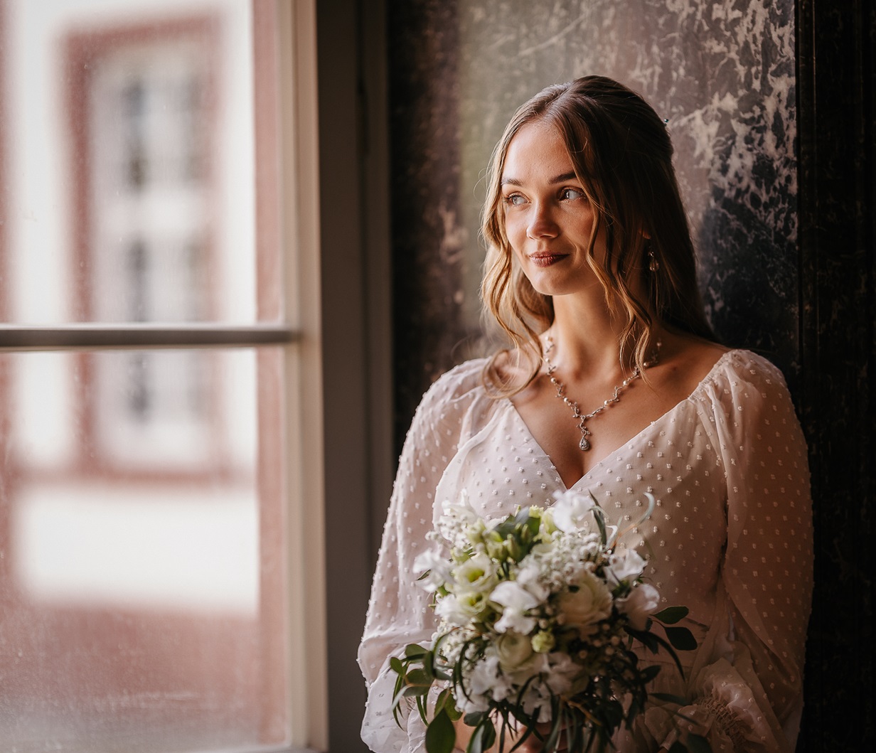 Braut im Fensterlicht
