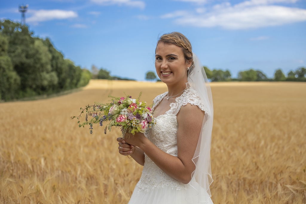 Braut im Kornfeld