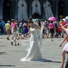 Braut in weißem Hochzeitskleid auf dem Markusplatz, Venedig, Italien.