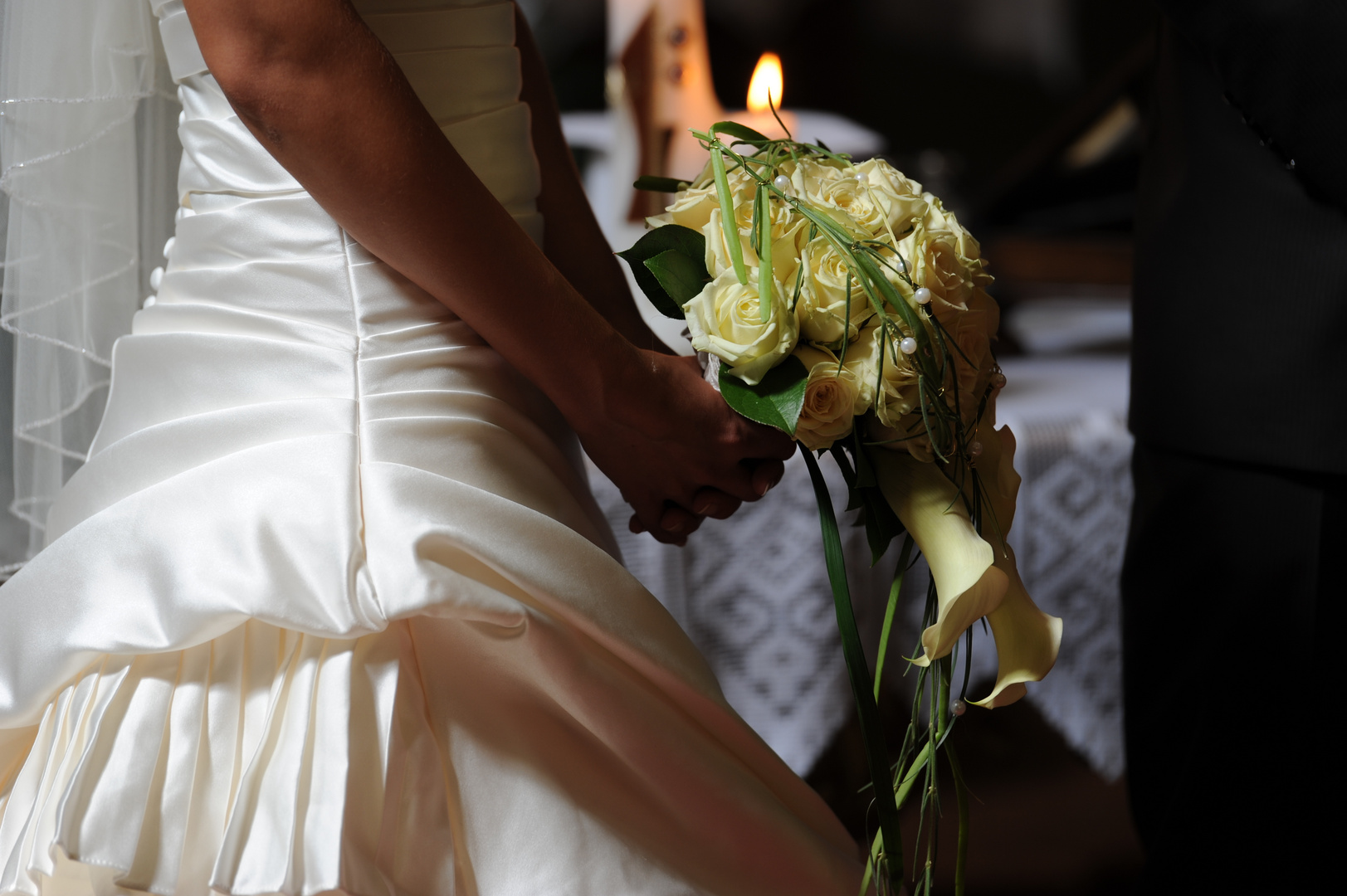 Braut mit Blumenstrauss Ausschnitt