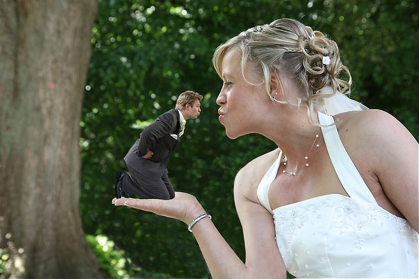 Braut mit Bräutigam auf der Hand -Version 1