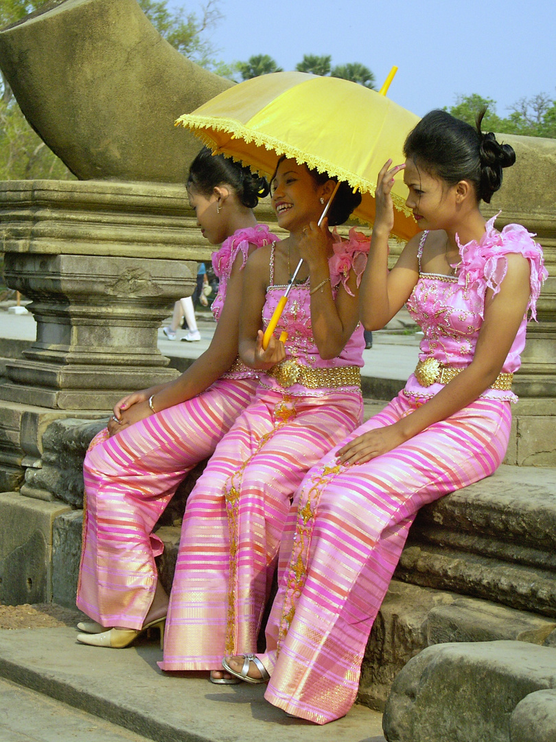 Brautjungfern in Angkor Wat