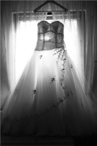 Brautkleid im Gegenlicht