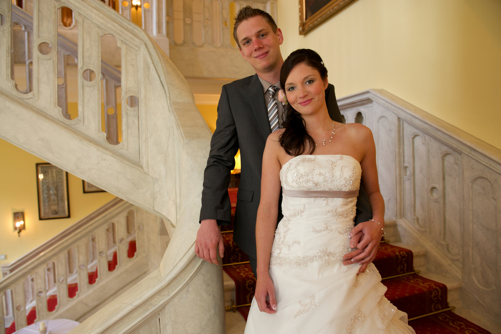 Brautpaar auf der Schloßtreppe