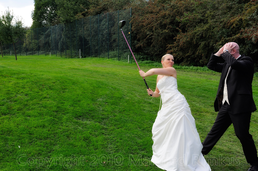 Brautpaar auf einem Golfplatz