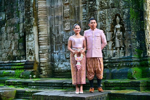 Brautpaar im Lara Croft Tempel